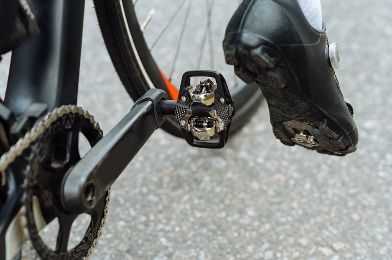 ride flat pedals on a road bike