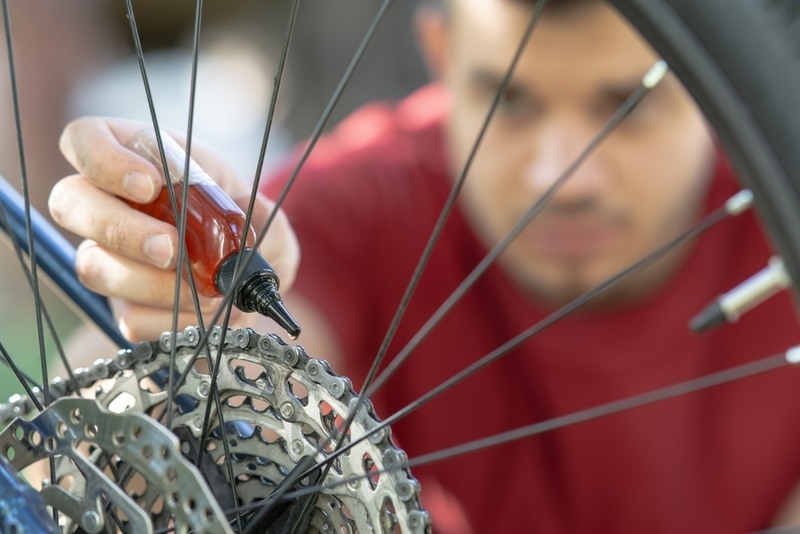 apply bike chain lube